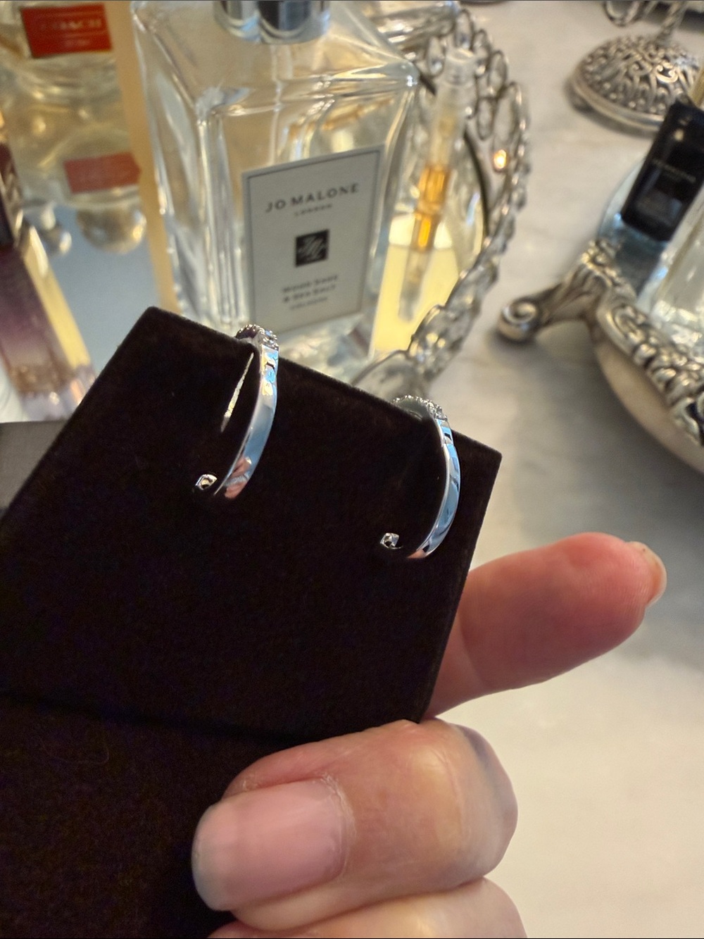 💎💎Authentic Diamond Hoop Earrings White Gold 1/2” diameter Pretty Dainty💎💎 - Picture 3 of 5